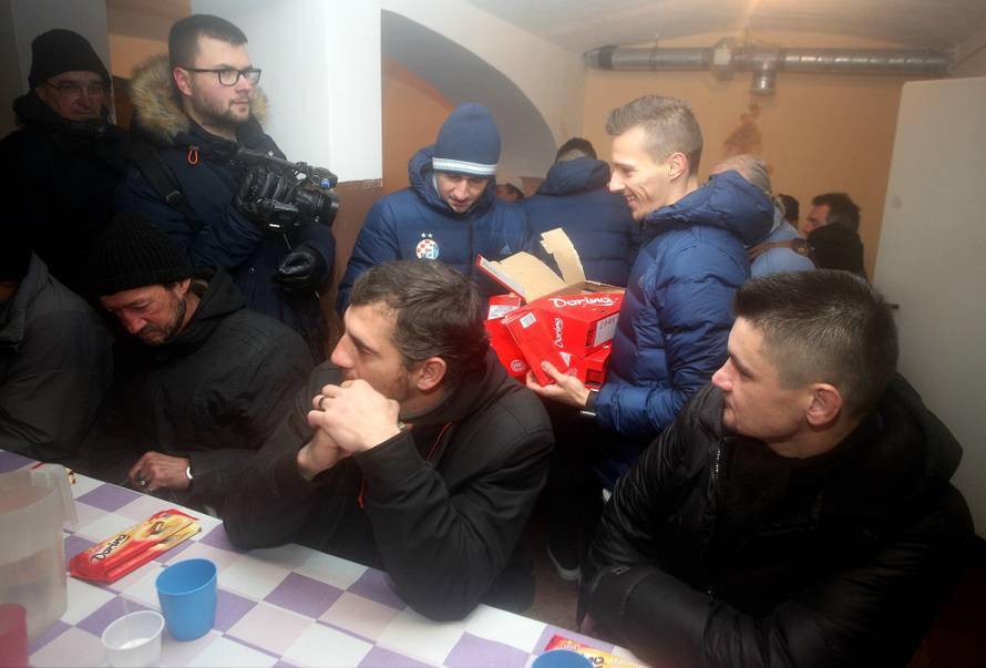 Zagreb: NogometaÅ¡i Dinama podjelili poklone i tople obroke korisnicima puÄke kuhinje