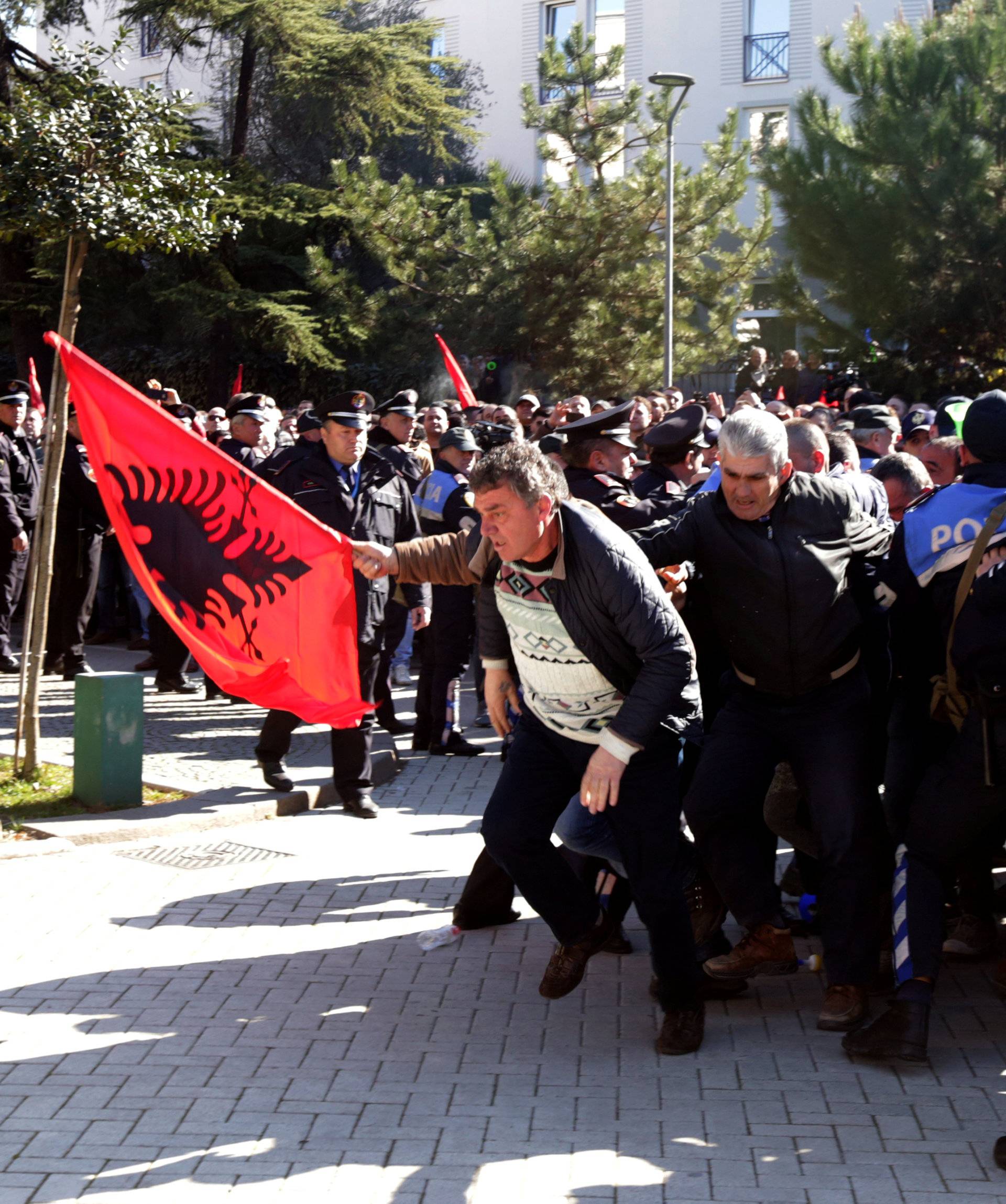 Albanian protesters try to break into government building