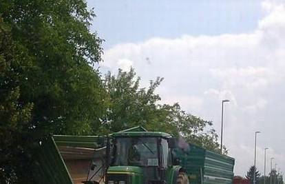 Traktoru se u vožnji iz prikolice rasula pšenica