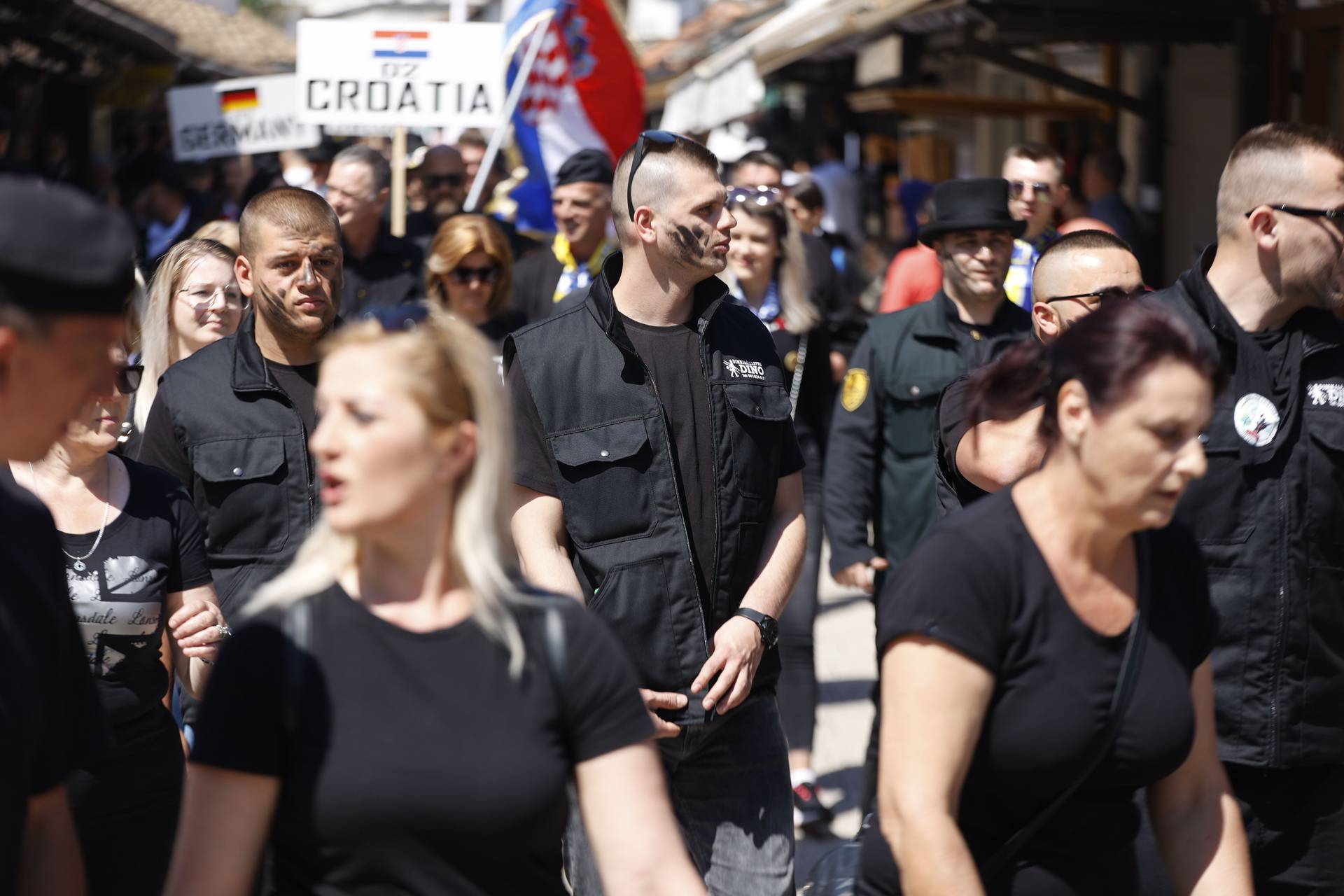 FOTO: Koliko sretnih gumbića na jednom mjestu: Pogledajte paradu dimnjačara u Sarajevu