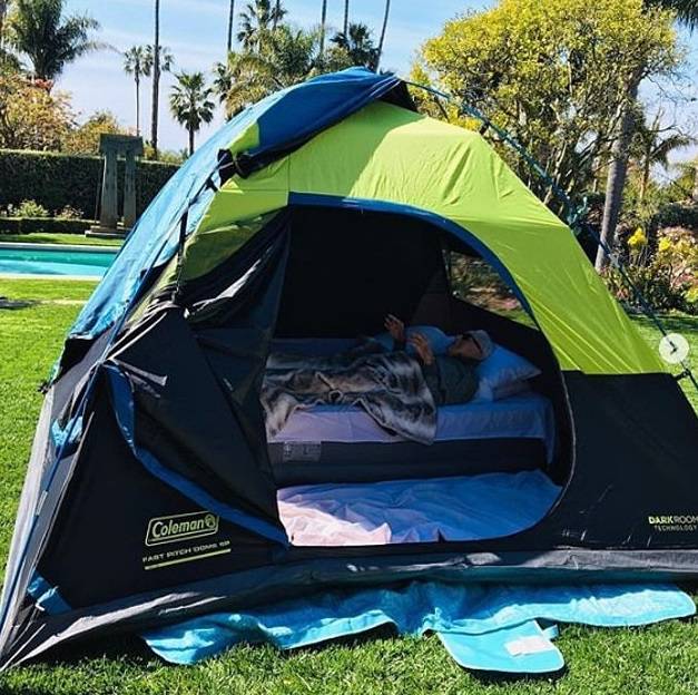 Kirk Douglas (102) kampira u svom šatoru, a unuk ga snima