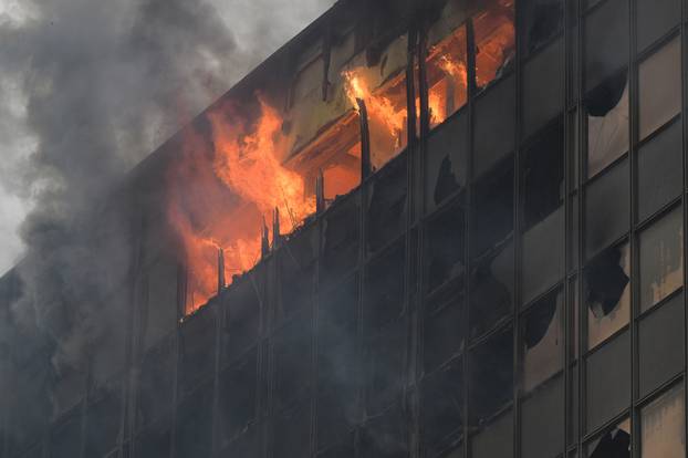 Zagreb: Ponovno je planuo požar na Vjesnikovoj zgradi 