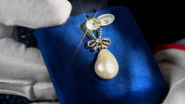 Presentation of jewels at Sotheby's