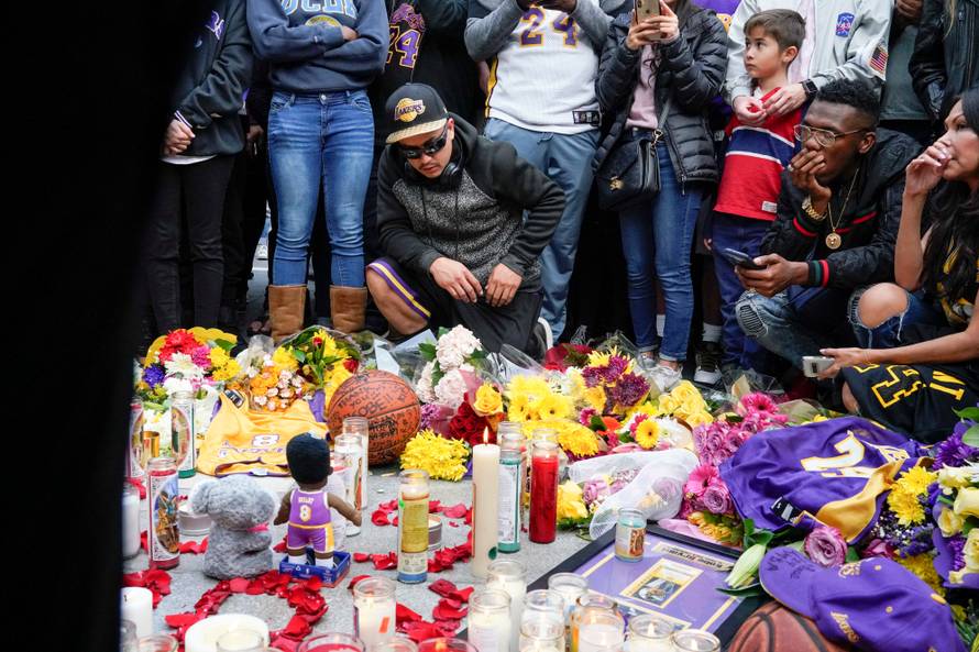 Rijeke navijača odaju počast Kobeju ispred njegova Staplesa