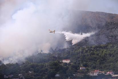 FOTO Ovako izgleda požarište u Solinu: S vatrom se bori više od 100 vatrogasaca i 4 kanadera