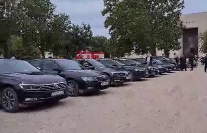 Video: Pogledajte vozni park dužnosnika, političara i vojnih lica na proslavi Oluje u Kninu