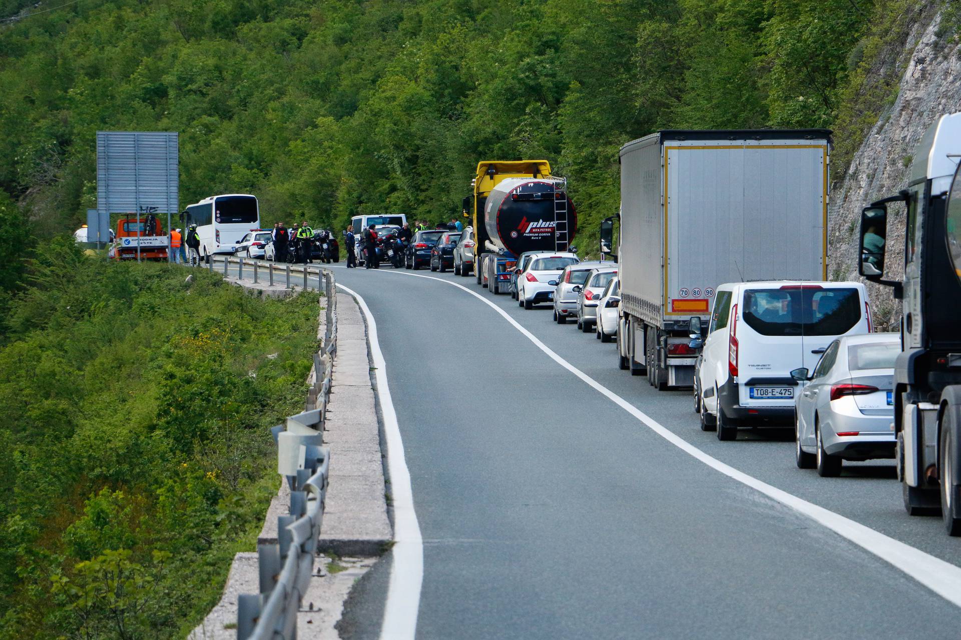 Sudarili se cisterna i kombi kod Mostara: Vozača cisterne traže u Neretvi, iz kombija 7 ozlijeđenih