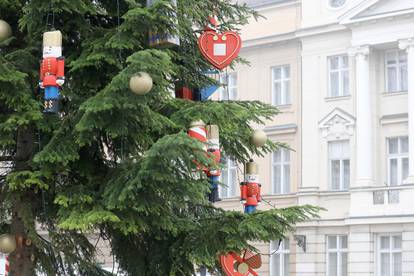 Počele pripreme za Advent: U Zagrebu postavljen okićeni bor, a božićne zvijezde krase ulice