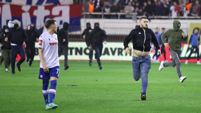 Split: Torcida trči pored igrača Hajduka