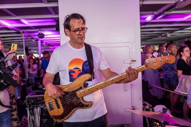 Split: Koncert u čast Oliveru Dragojeviću  na trajektu za Velu Luku