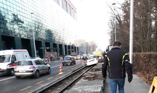 Zagreb: Taksi upao među tračnice, nastao prometni kaos