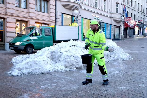 Zagreb: Nastavlja se uklanjanje snijega iz centra grada