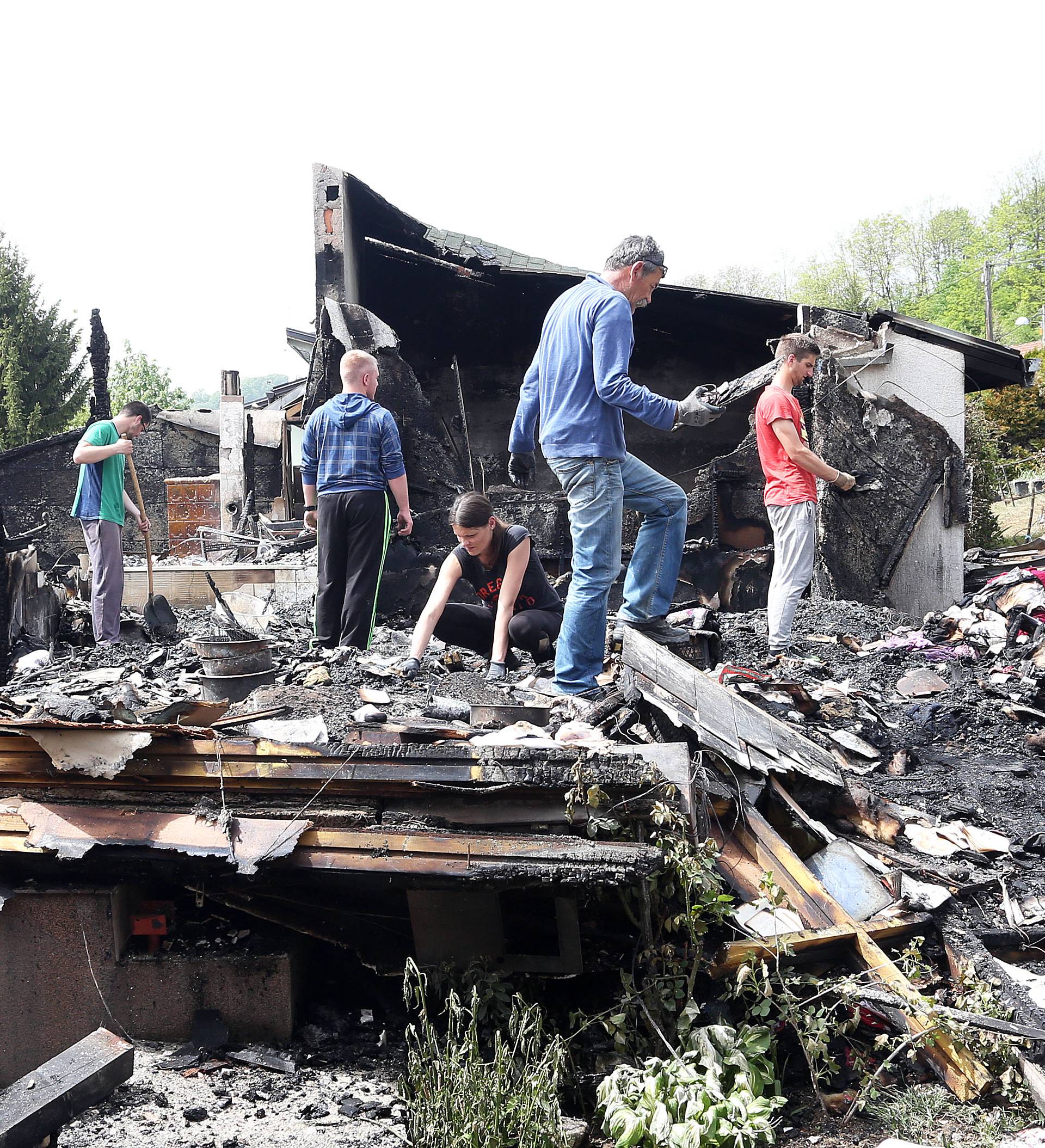 Izgubili sve u požaru: 'Pomoći ćemo im da opet sagrade kuće'