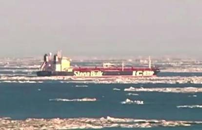 Kineski ledolomac je zaglavio na putu prema ruskom brodu