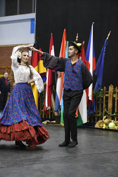 FOTO Plesale s bocama na glavi, a Višnja Pevec zaplesala je kolo