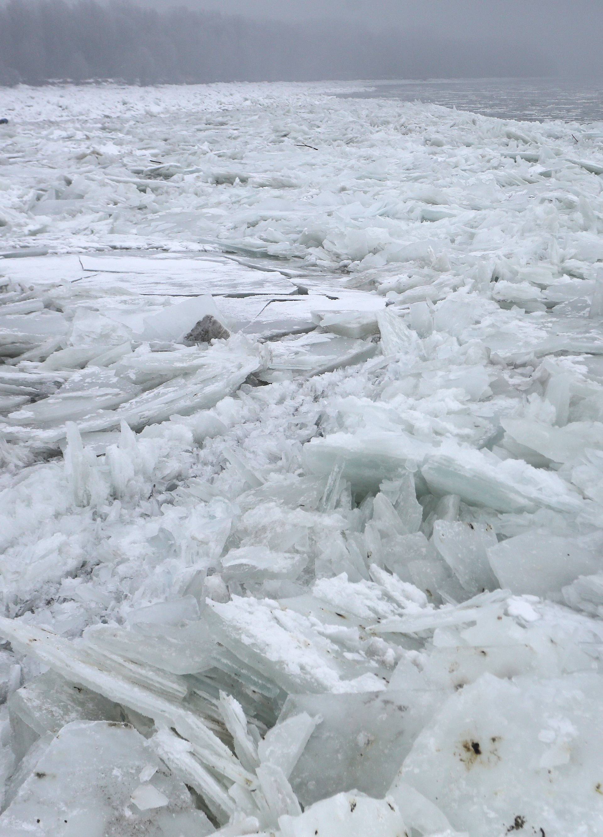 Ledolomci probili na Dunavu ledenu barijeru od čak 11 km