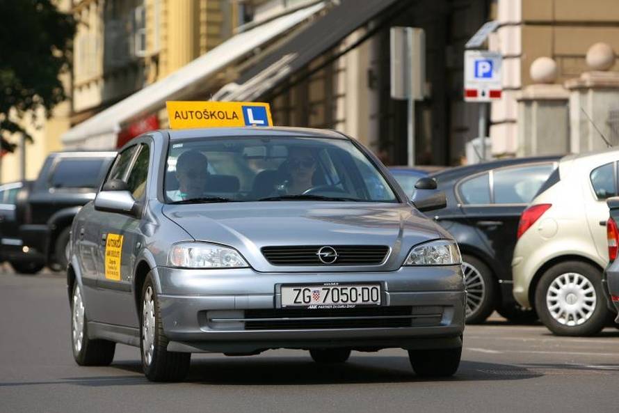 Apsurdistan: Uplatnice za RTV pristojbu stižu i autoškolama