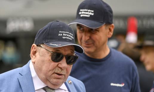 FOTO Šeks za Dan državnosti u Zagrebu dijelio zastave