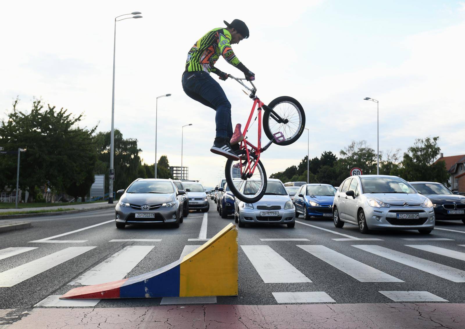 Zagreb: Vratolomijama na BMX-u kratio vrijeme vozačima tijekom crvenog semafora