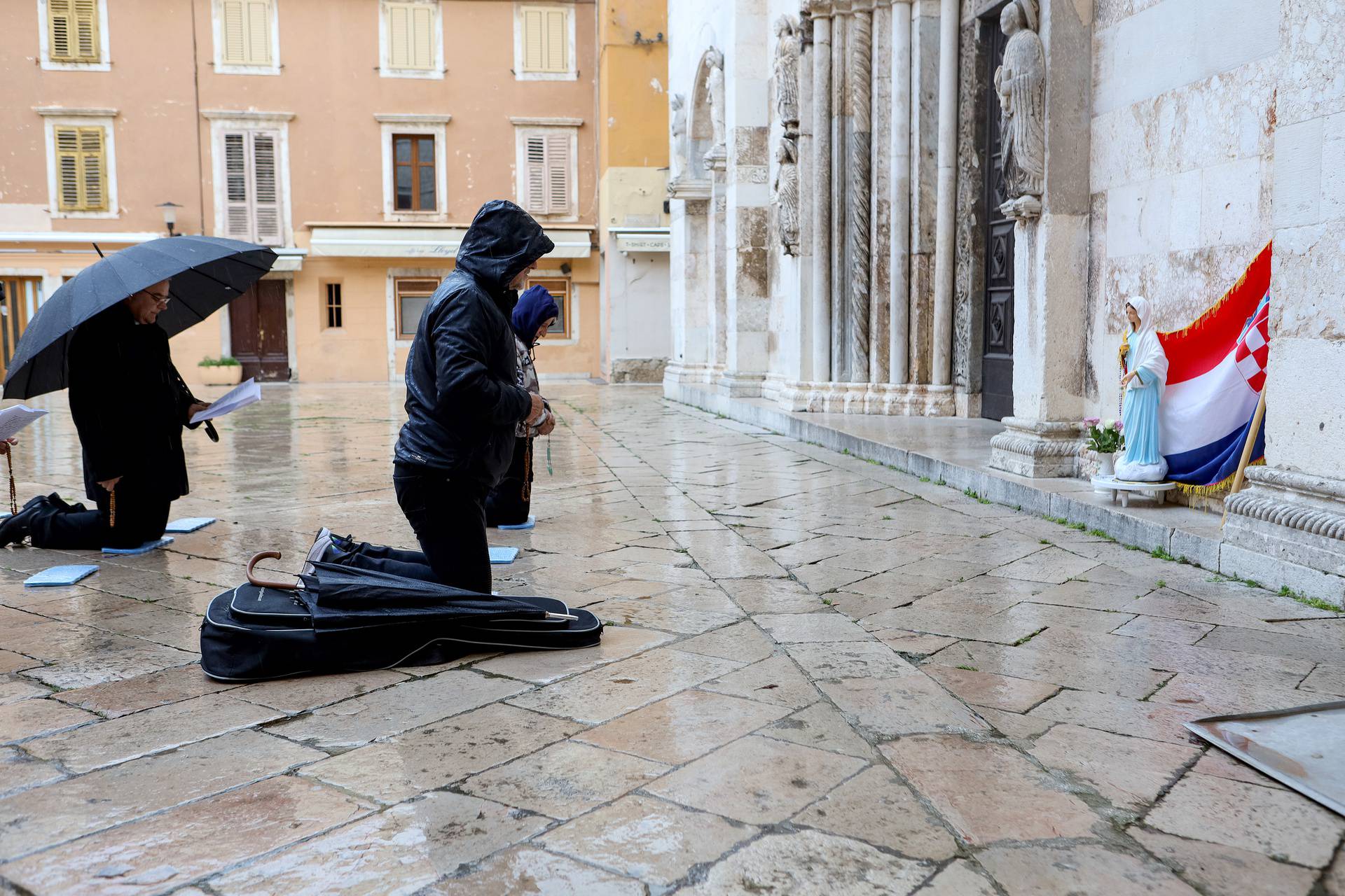 Zadar: Kiša nije smetala moliteljima ispred katedrale Sv. Stošije