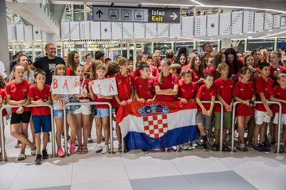 Ludilo u Splitu: Pogledajte kako su dočekali svoju brončanu Lenu