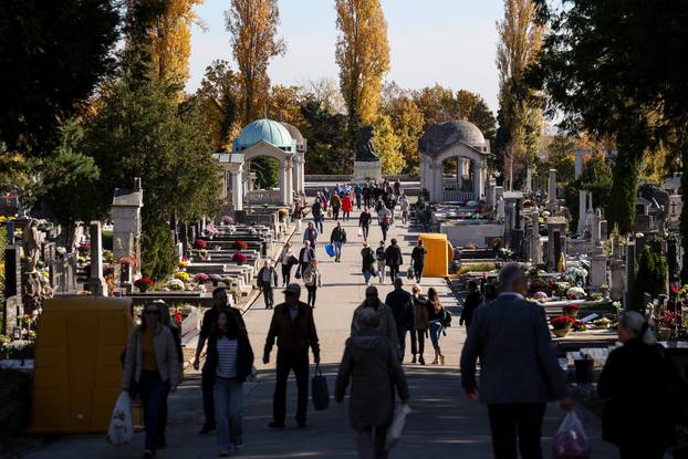 Zagreb: Svi sveti groblja poznatih osoba