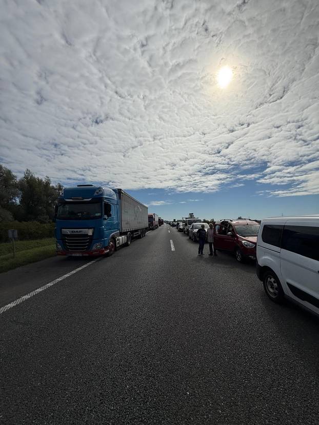 FOTO I VIDEO Galerija užasa kod Rugvice. Vatrogasci spašavali vozača, HAK: Kolona je 6 km