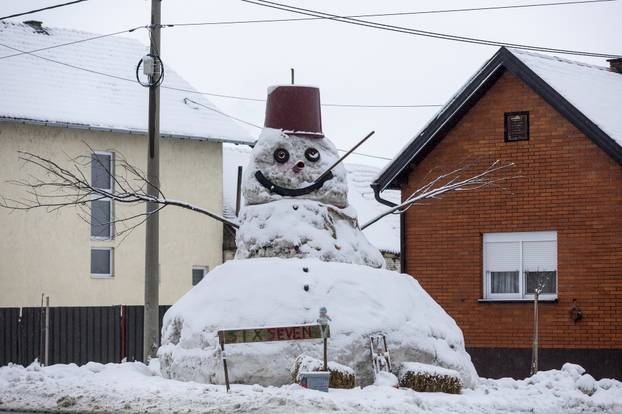 Bijelo Brdo: Napravljen  snjegović od otprilike sedam metara visine.