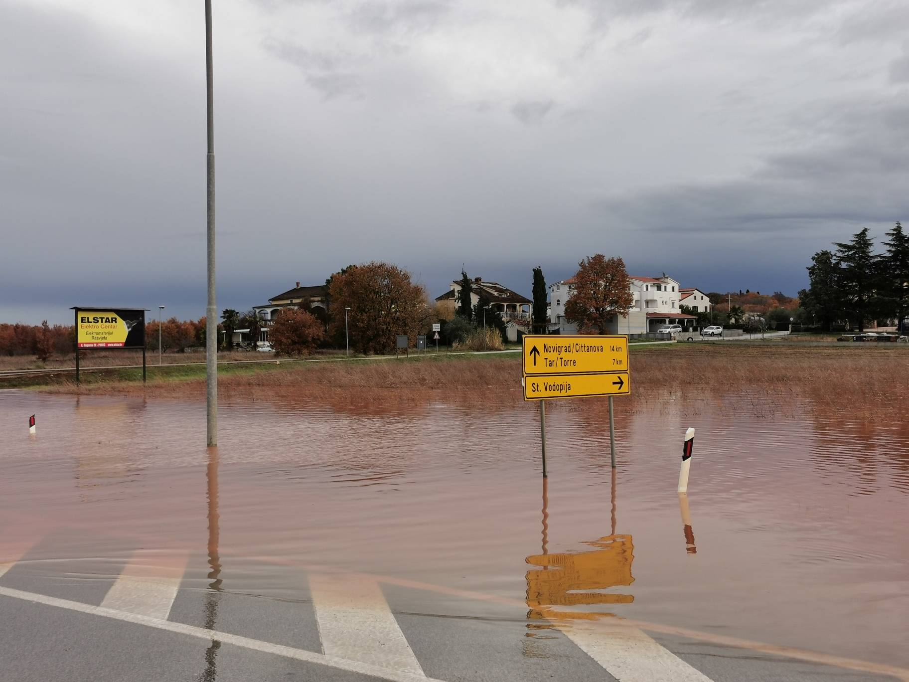 Potop u Istri: Zatvorene ceste, ima odrona, danas stiže nova obilna kiša,  a u gorju i snijeg