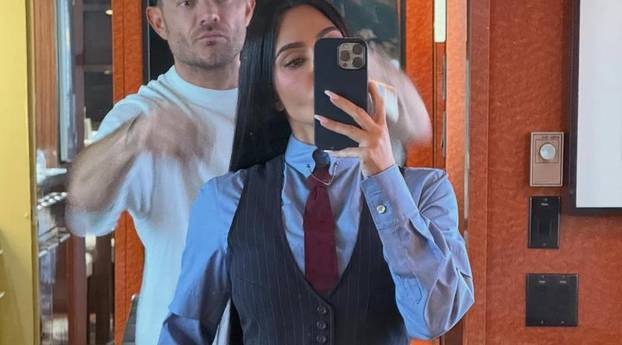 FOTO Kim Kardashian pozirala u prozirnoj crnoj haljini ispod koje nije nosila grudnjak niti gaćice