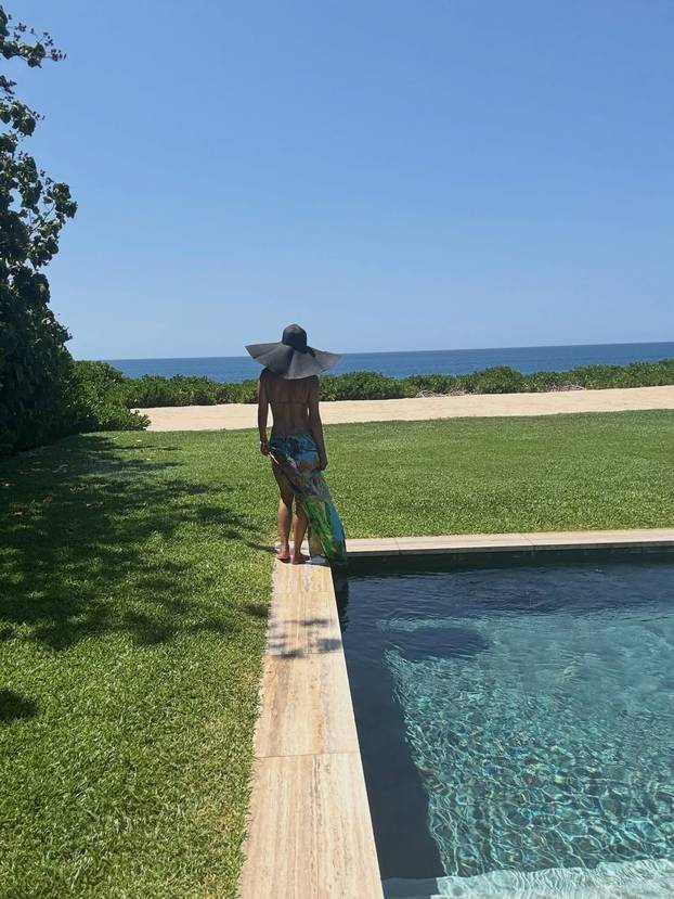 FOTO Ma tko bi joj dao 60? Halle Berry u prozirnoj čipki pokazala svoju vitku figuru