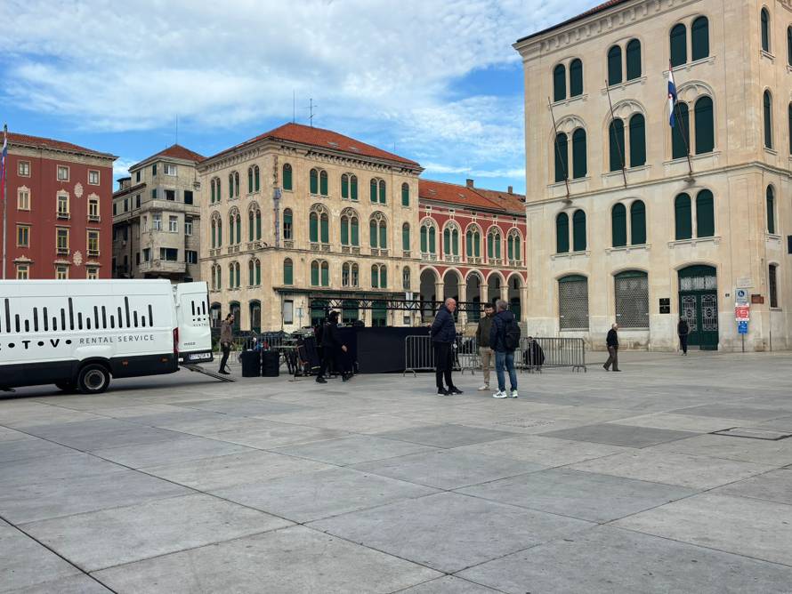 FOTO Gotov prosvjed na Rivi: Torcidaši su došli pred zgradu suda i urlali 'Za dom spremni'