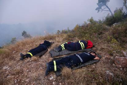 FOTO Umorni heroji: Vatrogasci dočekali jutro na požarištu, leže po travi, spavaju na klupama