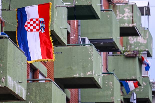 Knin: Hrvatske zastave vijore se gradom