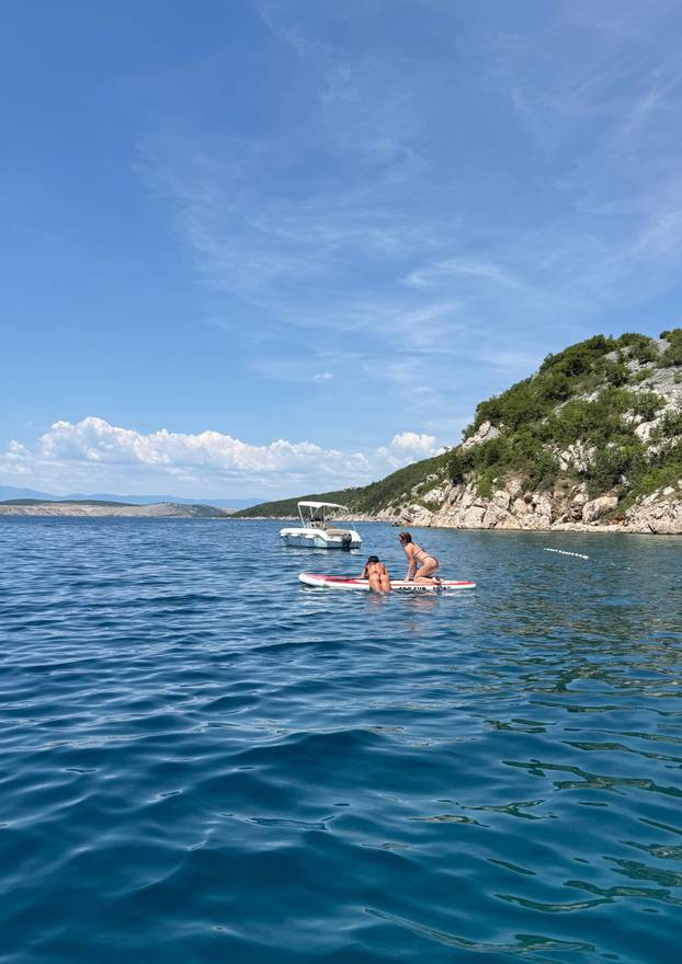 FOTO Nives i prijateljica sunčale se na SUP dasci u tangicama