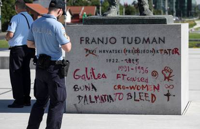 Oštetili Tuđmanov spomenik: Preko natpisa crvenom bojom napisali 'Prvi hrvatski diktator'