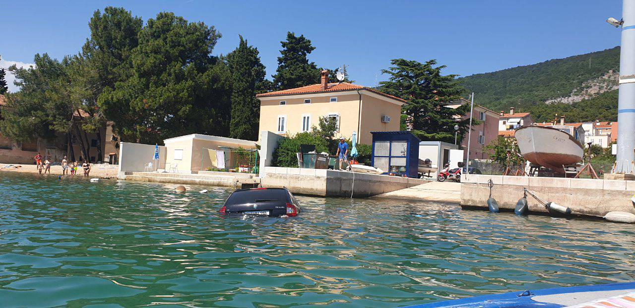 Slovenci spuštali gliser u more na Cresu pa im zaplivao i auto