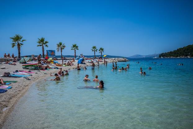Gužva na splitskoj plaži Kasjuni podno Marjana