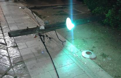 Zadar: Po parkiralištu padali stupovi s kablovima za struju