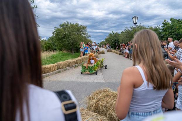 Senj: Održana 1. Senjska maškarana utrka 'Gravity race Senj 2025' podno tvrđave Nehaj