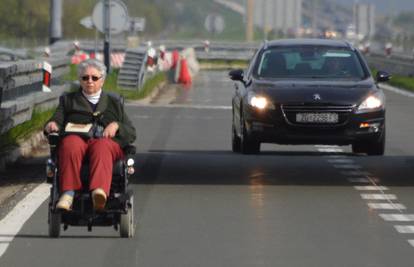 Baka se u električnim kolicima vozila obilaznicom u Zagrebu