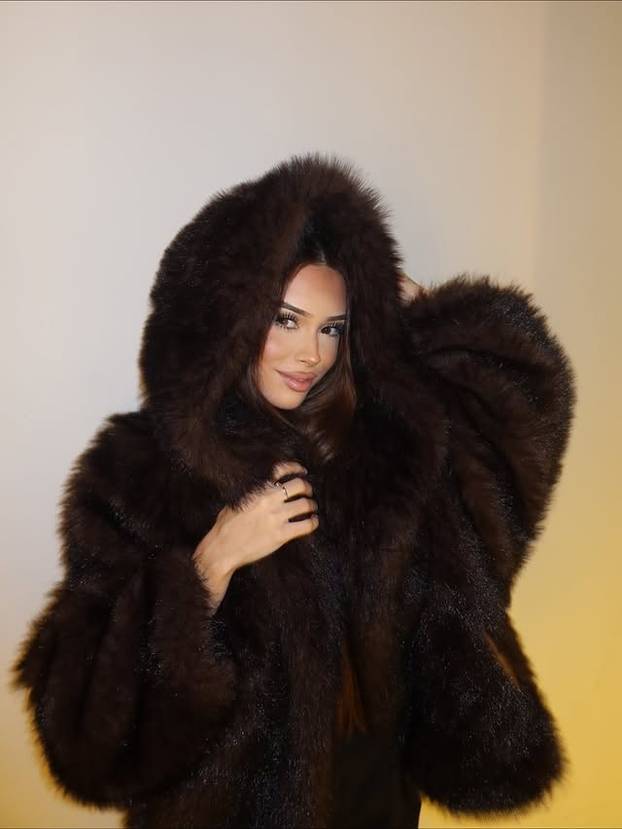 FOTO Tko je ova tajanstvena ljepotica? Društvene mreže gore zbog fotki u oskudnom bikiniju