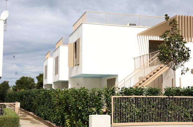 Šibenik: Novoizgrađene vile na plaži Rezalište u Brodarici