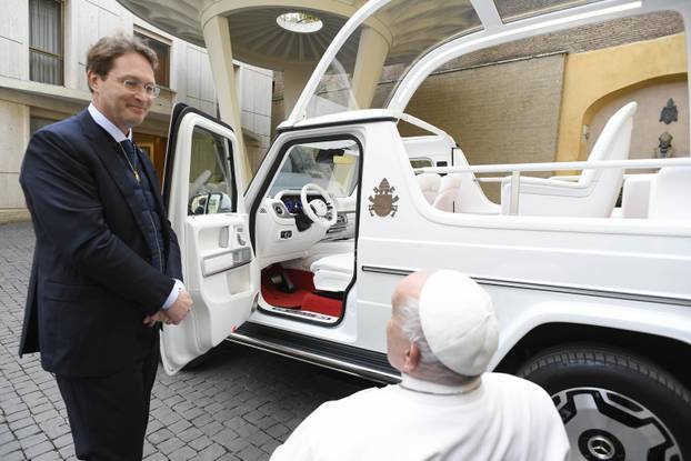 Roma,  Papa Francesco presenta la nuova papamobile completamente elettrica, in Vaticano