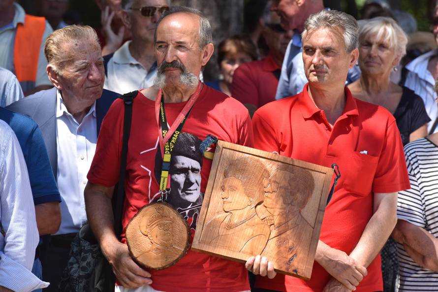 Mesić oštro u Srbu: Ustaški režim imao je samo bajunete...