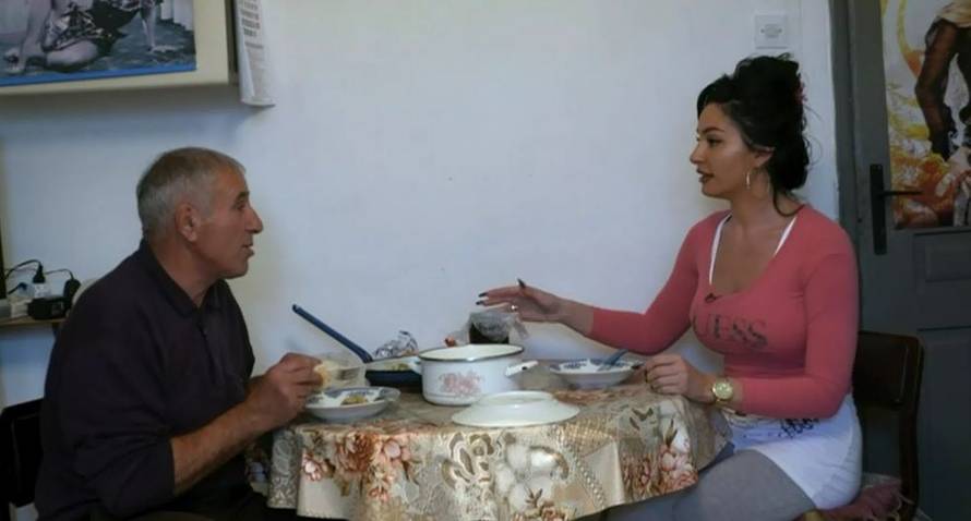 Duško Moreni 'podario' zlatnu WC školjku pa s njom zapjevao