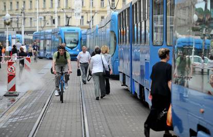 Zagreb: Pijan iz tramvaja izlazio, pao i slomio nogu