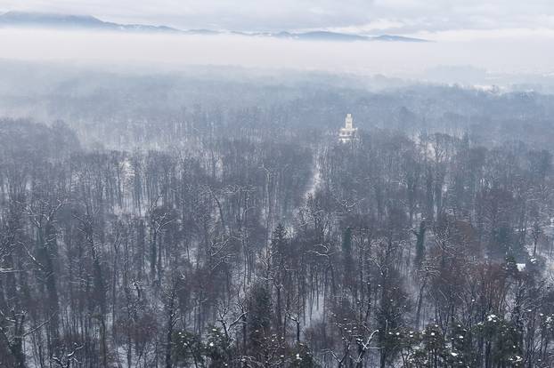 Pogled iz zraka na park Maksimir i njegova jezera tijekom zime