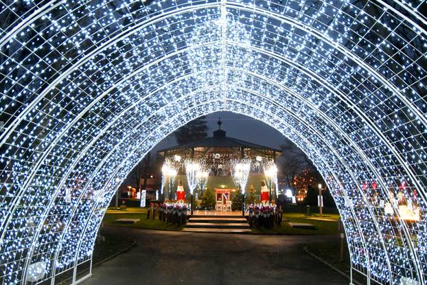 Božićni ugođaj na adventu u Slatini