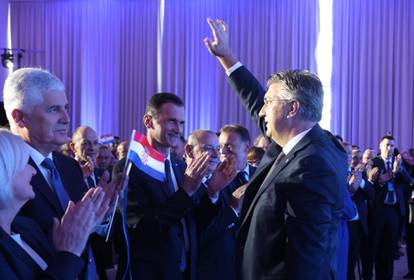 FOTO Ovdje je Plenković postao Milanović, pogledajte tko je sve stigao na veliki sabor HDZ-a